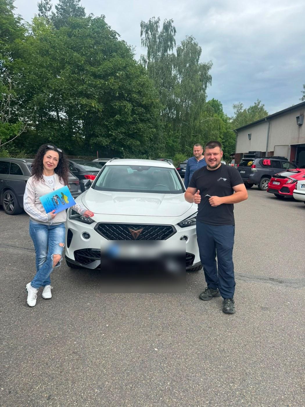 Zákaznice přebírá bílý vůz Cupra Formentor