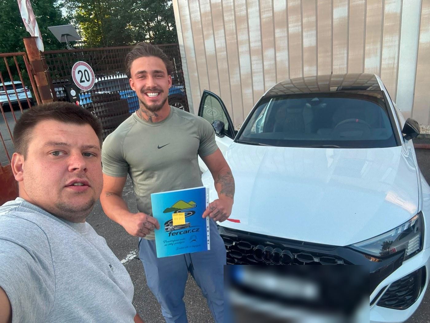Předání sportovního vozu Audi RS3 zákazníkovi