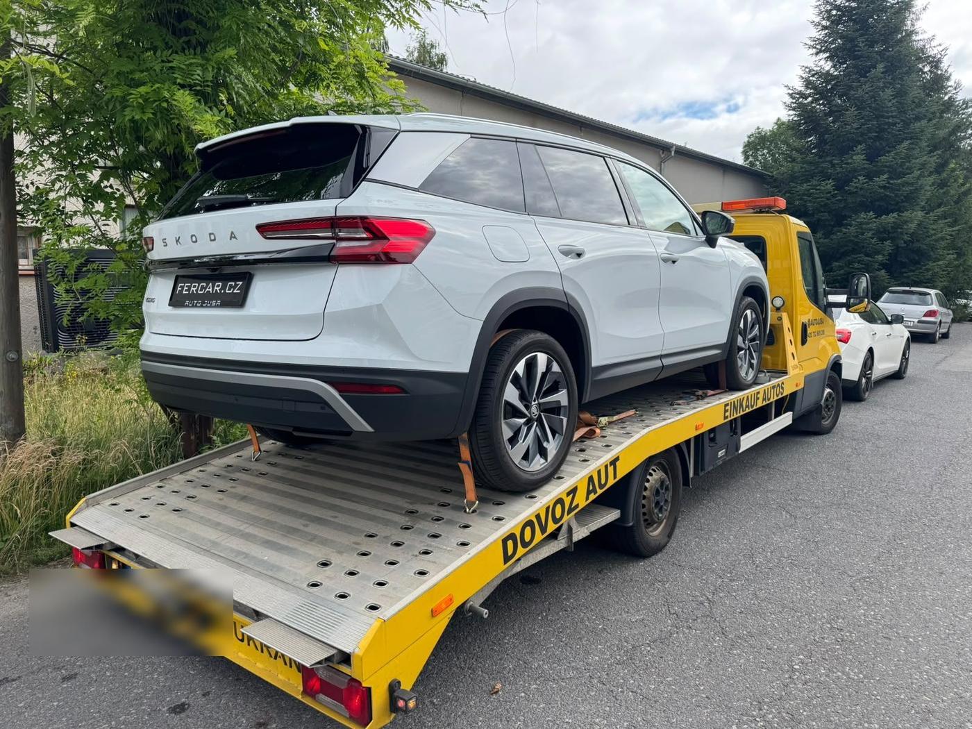 Škoda Kodiaq naložená na odtahovém vozidle FerCar v Německu