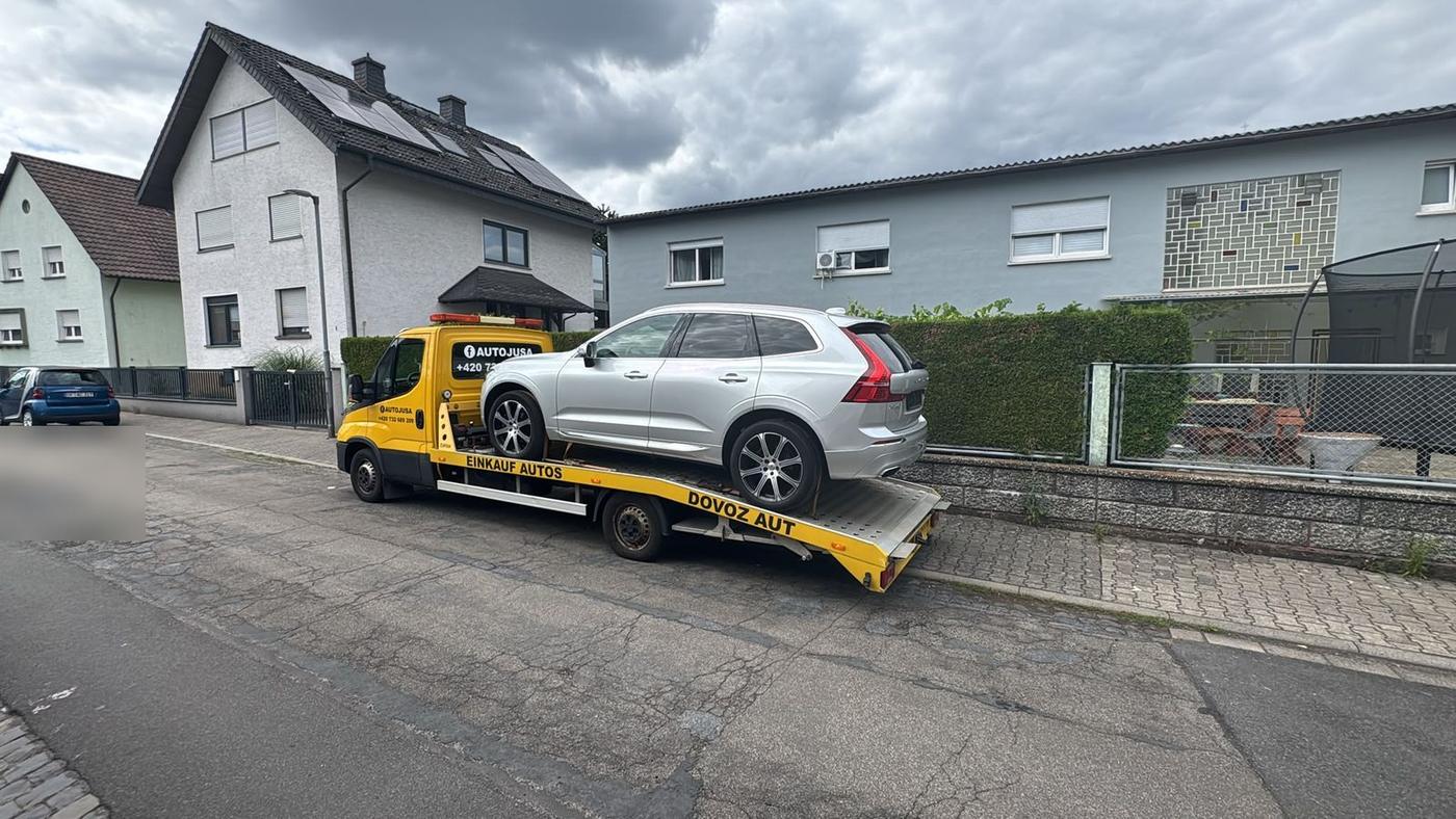 Volvo XC60 naložené na odtahovce FerCar v&nbsp;německé ulici